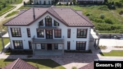 Къща от 780 кв. м. в Бяла, купена по цени от 90 евро за кв. м. от Екатерина Изотова през 2017 г. Тя купува имота от собствената си фирма “Слънцеград”.