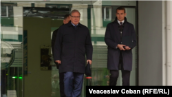 Ambasadorul desemnat al Rusiei în Moldova, Oleg Ozerov (centru), iese din incinta ministerului de Externe unde i s-a înmânat o notă de protest, 20 noiembrie 2025
