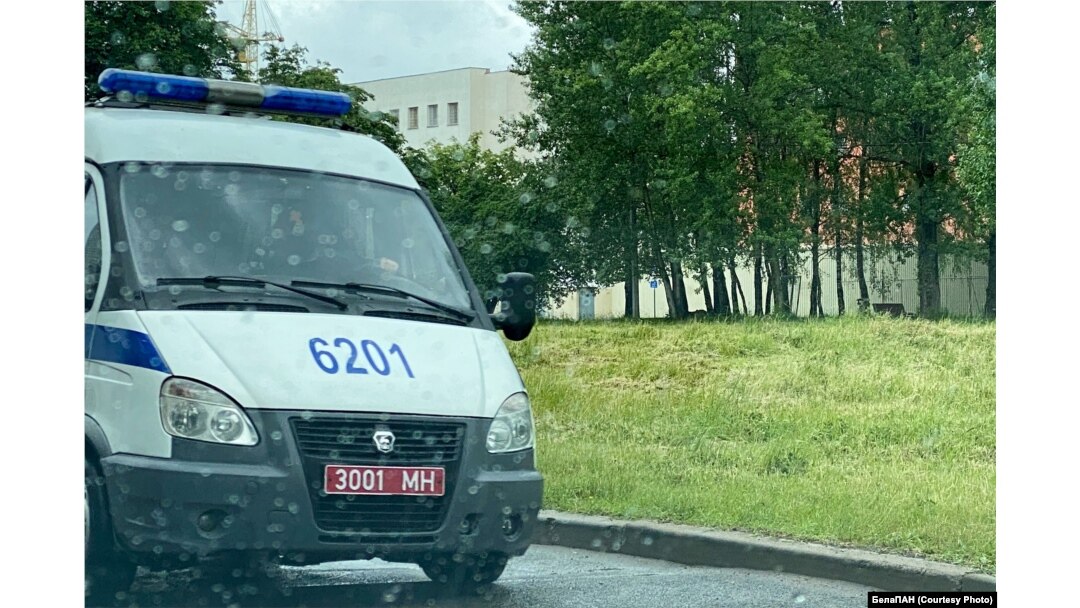 Аўтамабіль міліцыі выехаў зь ізалятару на Акрэсьціна на высокай хуткасьці, усе вокны былі закрытыя фіранкамі. Магчыма, там знаходзіўся Анатоль Лябедзька.