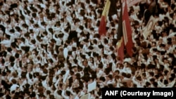 Mulțimea de pionieri de la Palatul Copiilor, 1 iunie 1986.