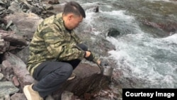 Дизель төгүлгөн суудан үлгү алынып жаткан учур.