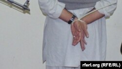 ارشیف، په کندز کې د نشه یي موادو د یوه نیول شوي قاچاق وړونکي انځور