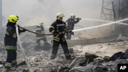 Ukrajinski spasioci nakon ruskog napada na Harkiv, arhivska fotografija