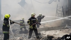 Zjarrfikësit ukrainas duke punuar për ta shuar zjarrin në një ndërtesë në Harkiv, pas sulmeve ruse. (Fotografi nga arkivi).