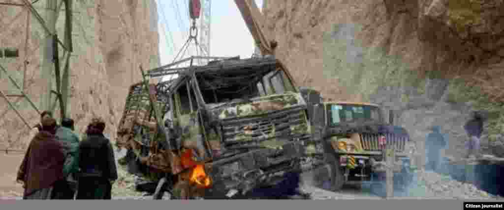 یکی از مناطقی که در نتیجۀ زلزلۀ یک‌شنبه شب آسیب دیده، تنگی تاشقرغان است.
در اینجا تصویرهایی را که یک منبع محلی به رادیو آزادی فرستاده دیده می توانید.