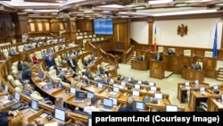Premierul Vasile Tofan a cerut Parlamentului să declare stare de urgență. Dezbaterile din plen au durat aproape cinci ore și jumătate