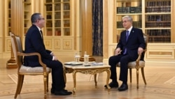 Қазақстан президенті Қасым-Жомарт Тоқаев «Түркістан» газетінің бас редакторы Бауыржан Бабажанұлына сұхбат беріп отыр. Суретті Ақорда баспасөз қызметі жариялады.