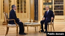 Касым-Жомарт Токаев (справа) и главный редактор газеты Turkistan Бауыржан Балажанулы