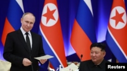 Putin (L) i Kim na državnom prijemu u Pjongjangu, 19. jun 2024.