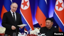 Ресей президенті Владимир Путин (сол жақта) мен Солтүстік Корея басшысы Ким Чен Ын, Пхеньян, Солтүстік Корея, 19 маусым, 2024 жыл.