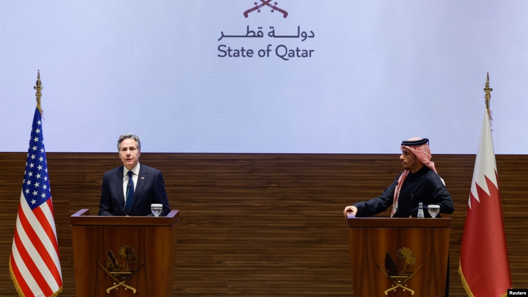 Secretarul de stat al SUA, Antony Blinken (s), și prim-ministrul și ministrul de externe al Qatar, șeicul Mohammed bin Abdulrahman Al Thani (d).