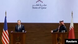 Secretarul de stat al SUA, Antony Blinken (s), și prim-ministrul și ministrul de externe al statului Qatar, șeicul Mohammed bin Abdulrahman Al Thani (d). (REUTERS/Evelyn Hockstein)