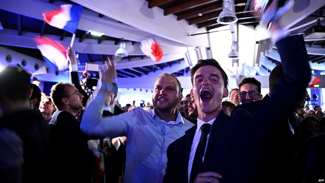 Susținătorii partidului de extremă dreapta Adunarea Națională sărbătoresc câștigarea alegerilor din Franța. Emmanuel Macron a dizolvat parlamentul în urma rezultatelor. 