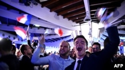 Mbështetësit e partisë së ekstremit të djathtë në Francë, Fronti Kombëtar, festojnë, pasi presidenti francez, Emmanuel Macron, shpalli zgjedhje të reja, 9 qershor 2024.