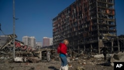 Një qendër tregtare e shkatërruar nga sulmet ruse. Kiev, 10 prill 2022. 