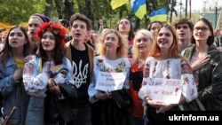 Під час мітингу біля Верховної Ради України. Цього дня депутати ухвалили закон про українську мову. Київ, 25 квітня 2019 року