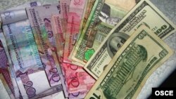 Türkmenistanyň manady we ABŞ dollary.