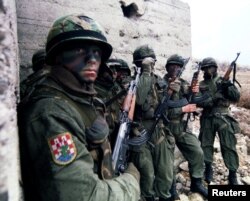 U akciji “Blijesak” u maju 1995. godine u Hrvatsku je ponovo integrisan dio zapadne Slavonije koji dijelom graniči sa BiH, a koji je bio pod srpskom okupacijom (na fotografiji hrvatski vojnici u operaciji kod Okučana 1995. godine)