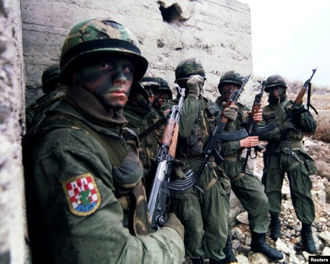 U akciji “Blijesak” u maju 1995. godine u Hrvatsku je ponovo integrisan dio zapadne Slavonije koji dijelom graniči sa BiH, a koji je bio pod srpskom okupacijom (na fotografiji hrvatski vojnici u operaciji kod Okučana 1995. godine)