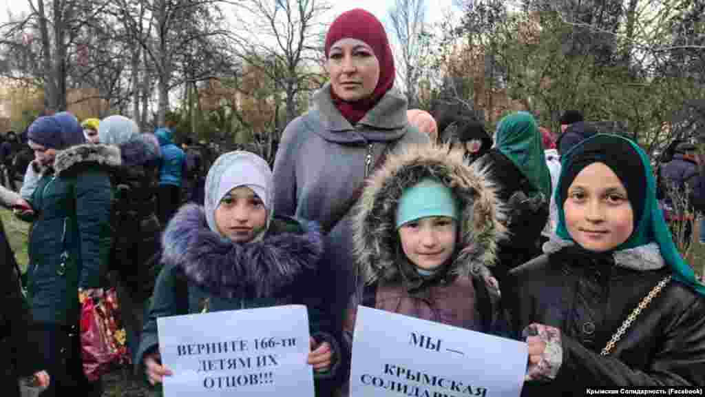 Під судом у Сімферополі, наступний день після обшуків та арештів