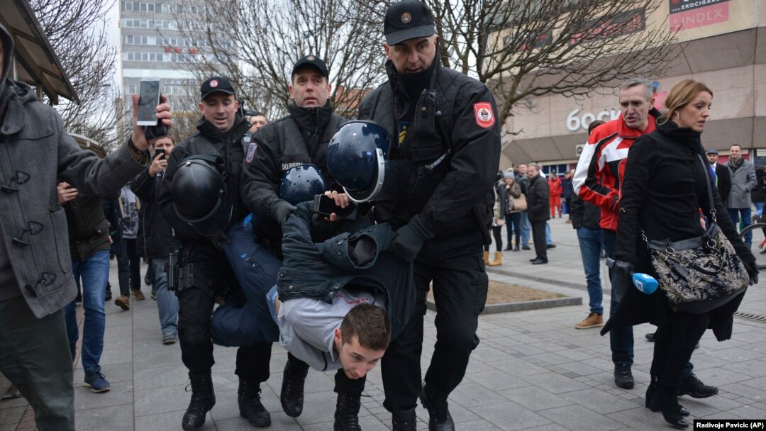 ​​Policija RS, uključujući i pripadnike Jedinice za podršku, 25. decembra i 30. decembra prošle godine je silom rasterala građane sa Trga Krajine u Banjaluci