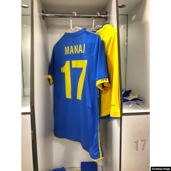 Fanella që Manaj veshi në ndeshjen që luajti për Kosovën.