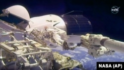 Виктор Гловер и Майк Хопкинс во время выхода в открытый космос 27 января 2021 года