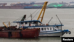 ტურისტული ნავი, რომელიც ავარიის შედეგად გადაბრუნდა, ჰალონგის ყურის პორტში ბუქსირით გადაჰყავთ.