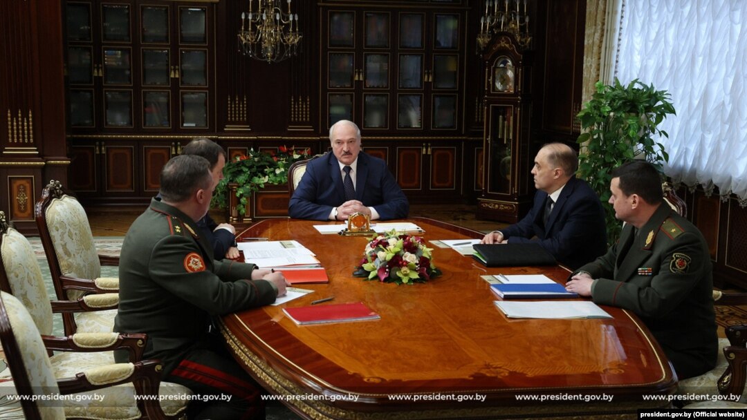 Беларус жетекчиси Александр Лукашенко (төрдө). Минск. 2021-жылдын 2-марты.