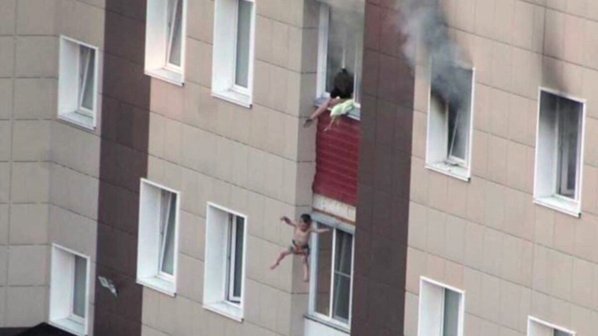 Новосибирск женщина выбросилась из окна
