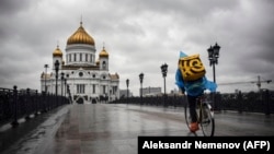 Мигрант, работающий курьером в России. Иллюстративное фото 