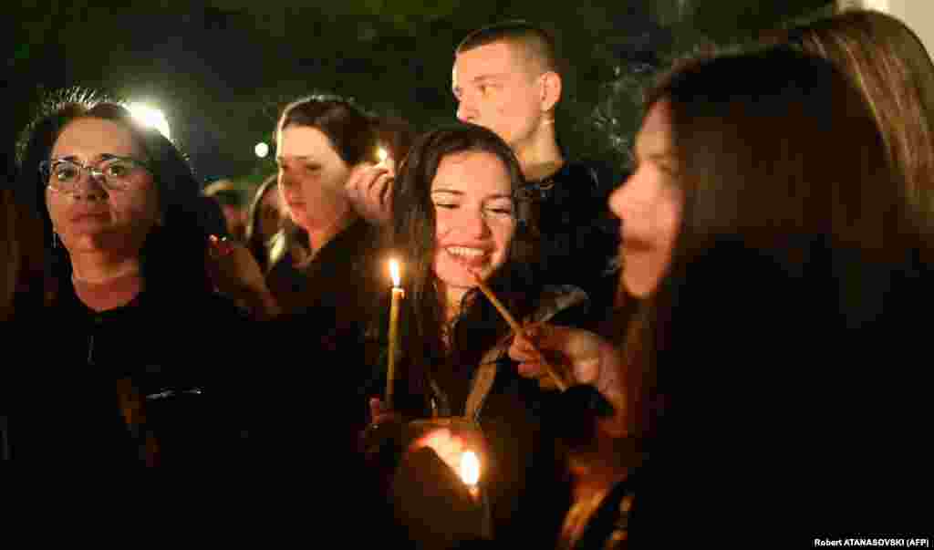 Ponoćna liturgija u Crkvi Svetog Klimenta Ohridskog u Skoplju, u Sjevernoj Makedoniji.