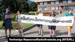 До мітингувальників з представників облради ніхто не вийшов. Сам Владислав Марченко, чиї висловлювання спровокували акцію, був відсутнім на робочому місці