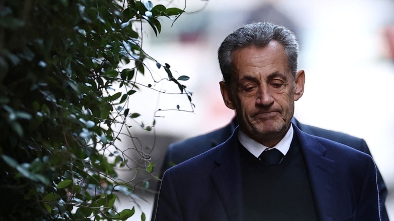 Fostul președinte francez Nicolas Sarkozy a început executarea sentinței de cinci ani de închisoare