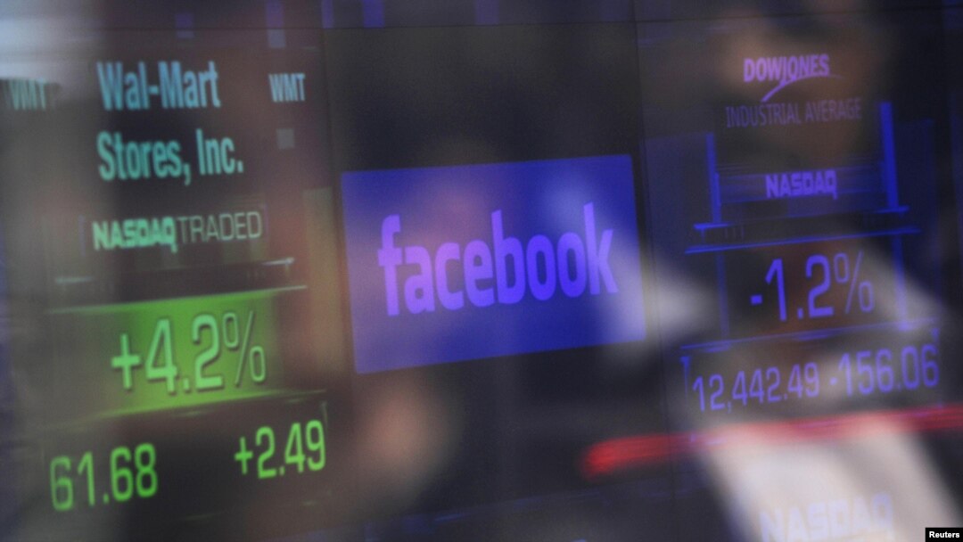 Эмблема Facebook на экране биржы Nasdaq, Нью-Йорк, 17 мая 2012