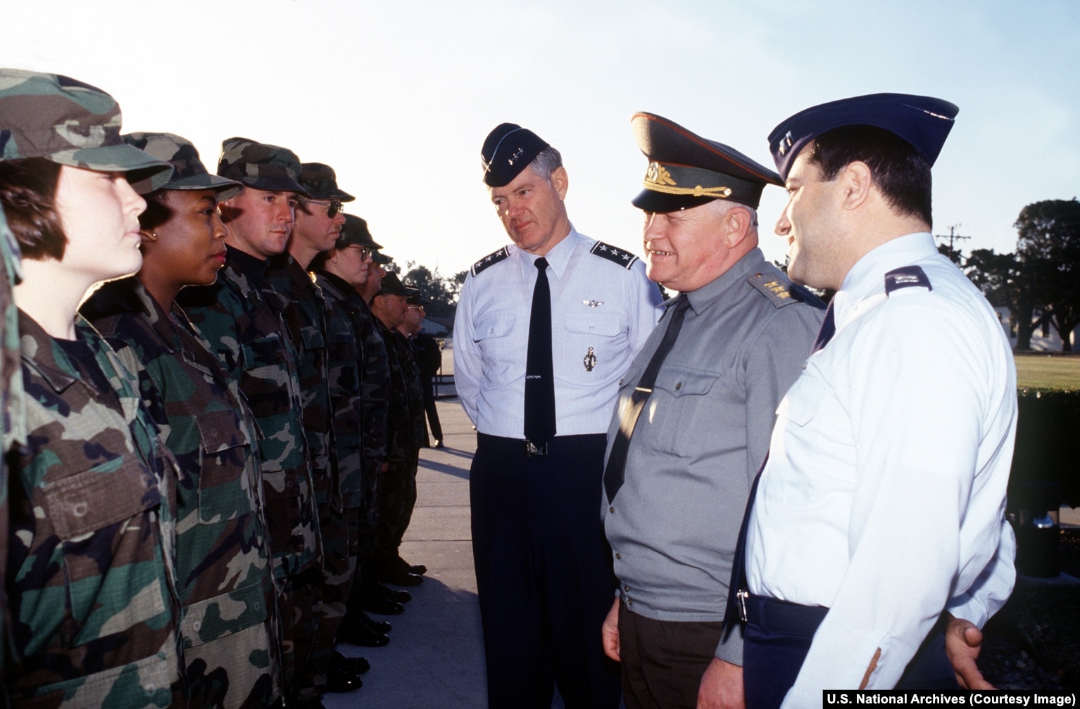Personeli i një skuadriljeje amerikane për mirëmbajtjen e raketave duke u takuar me gjeneralin Igor Sergeyev, në dhjetorin e 1993-tës.
