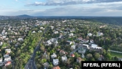 U beogradskom naselju Dedinje, pored vila pod državnom zaštitom i brojnih ambasada, nalaze se i vojni objekti.