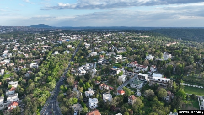 Në lagjen Dedinje në Beograd, përveç vilave të mbrojtura nga shteti dhe disa ambasadave, ka edhe ndërtesa të ushtrisë.