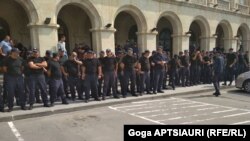 გორის მერიასთან მობილიზებული პოლიციელები. 2018 წლის 14 სექტემბერი
