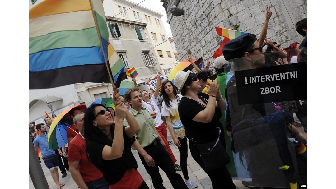 Split Pride u duginim bojama