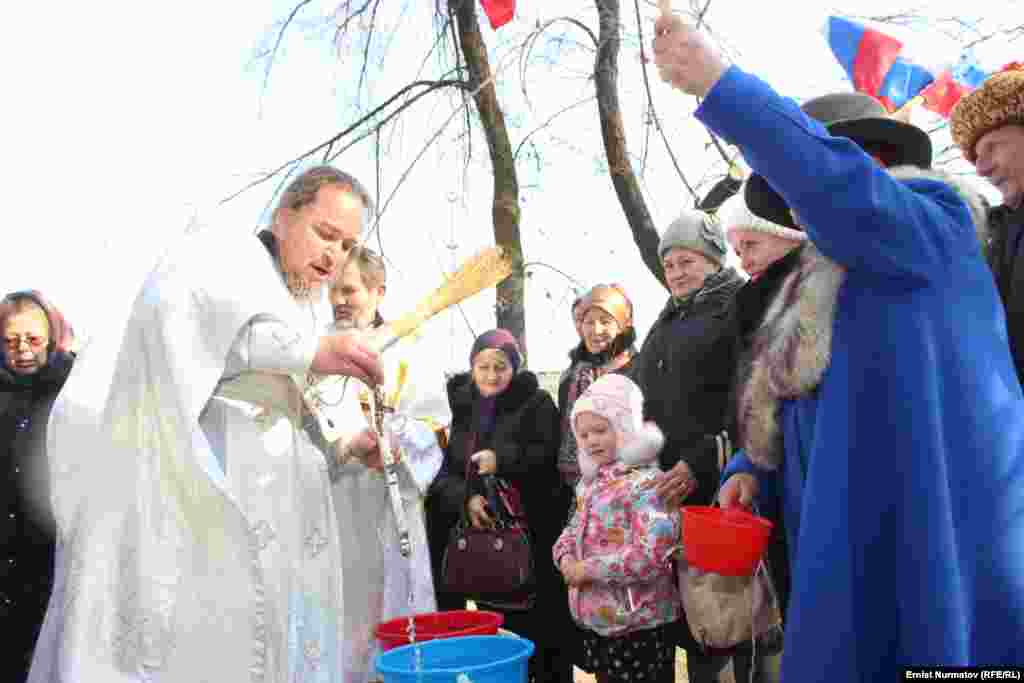 Чиркөөнүн протоиерейи Виктор Реймген диний жөрөлгөнү баштан-аяк өзү алып барып, соңунда чиркөөгө чогулган жарандардын баарынын чакаларга куюлган сууларын &quot;тазалап&quot; берди. Бул күнкү сууну христиандар куюп алып сактап да коюшат.