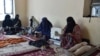 شماری از زنان افغان که در یک خیاطی مشغول کار هستند