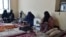 شماری از زنان افغان که در یک خیاطی مشغول کار هستند
