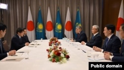 Қазақстан басшысы Қасым-Жомарт Тоқаев және Жапония металл және энергетикалық қауіпсіздік жөніндегі ұйымының (JOGMEC) төрағасы Ичиро Такахару. Токио, 19 желтоқсан 2025 жыл.