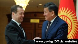 Сооронбай Жээнбеков жана Дмитрий Медведев. 