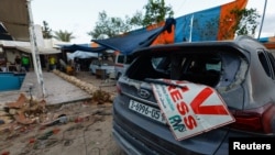 Locului unei lovituri aeriene israeliene care a vizat un complex rezidențial din centrul Fâșiei Gaza. 19 octombrie 2025. 