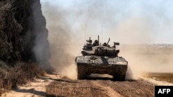 Un tanc israelian se deplasează de-a lungul frontierei cu Fâșia Gaza, 7 mai 2024.