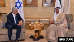 Ministar za ekonomska pitanja UAE Ahmed al-Sayegh sa izraelskim šefom diplomatije Yairom Lapidom u Abu Dabiju, 29. jun