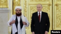 ولادیمیر پوتین و گل حسن حسن سفیر طالبان در مسکو