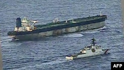 Ամերիկյան Առափնյա պահպանության Munro նավը և Marinera լցանավը Ատլանտյան օվկիանոսում, 7-ը հունվարի, 2026թ., արտապատկերում ԱՄՆ պաշտպանության նախարարության հրապարակած տեսանյութից